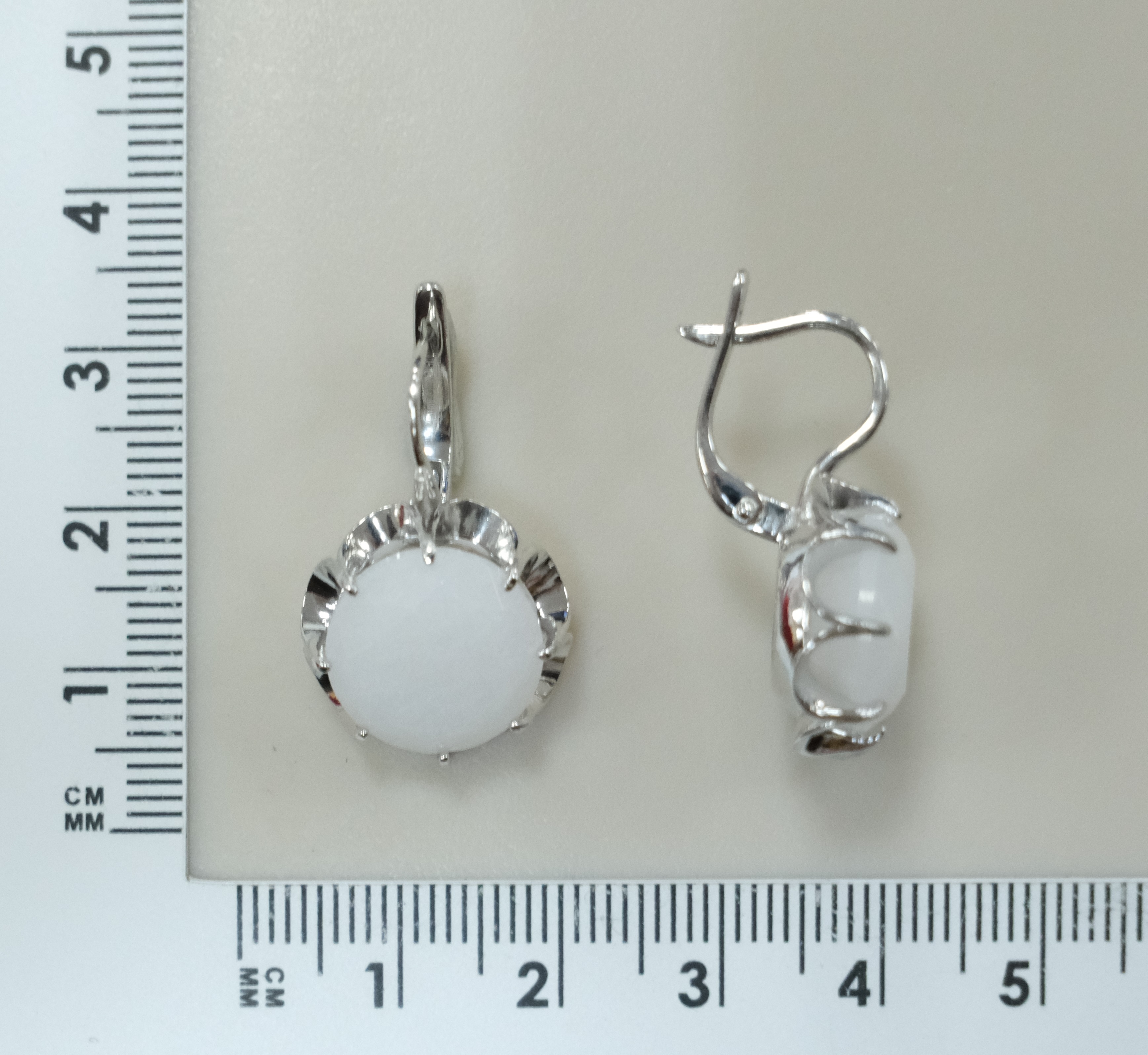 Серебряные серьги с белыми нефритами